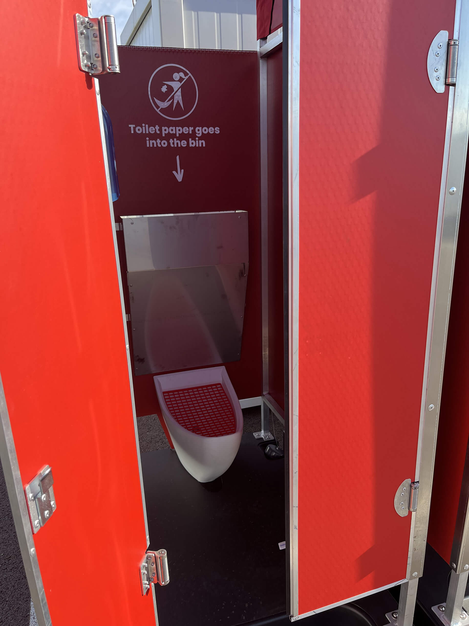 EVENTPEE - urinoirs féminins madamePee, vue de l'intérieur