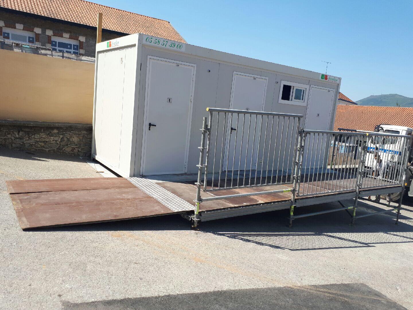 Sanitaires avec rampe PMR